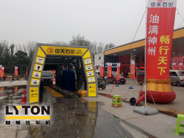 FX-11-7七刷隧道式連續(xù)洗車機整機航空鋁合金材質加工而成,國際高端洗車機制造工藝。外形美觀新穎、大方。