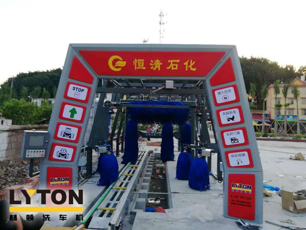 恒清石化引進FX-11系列電腦洗車機，洗車液和水蠟、自動仿行刷洗、自動仿行風(fēng)干。