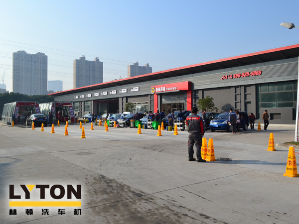 林頓FX-11系列隧道式連續(xù)洗車(chē)機(jī)為您提供各行業(yè)定制解決方案。