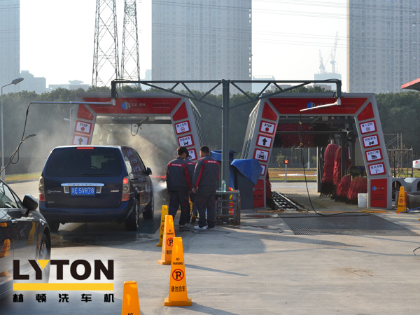 林頓fx11電腦洗車(chē)機(jī)2套(名駿百盛汽車(chē)服務(wù)連鎖選購(gòu)配置),客流量較大汽車(chē)美容店行業(yè)推薦配置。