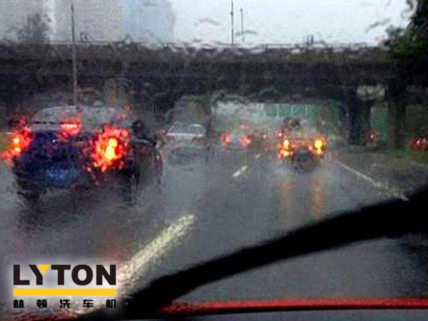 電腦洗車機南京林頓自動化再次提醒您，雨后一定要記得及時洗車。