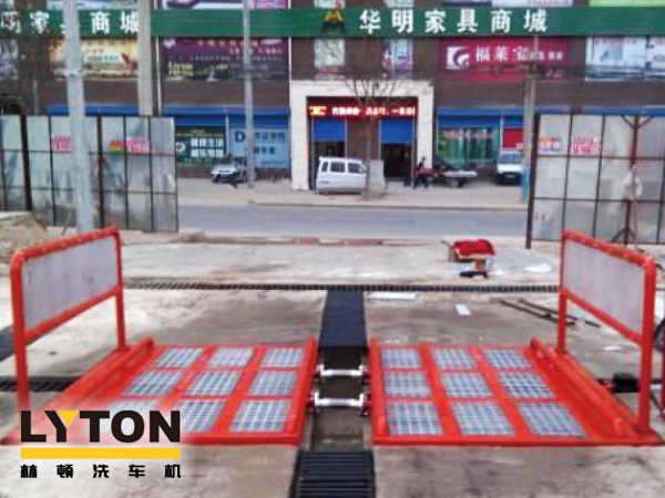 經(jīng)濟型工程車輛自動洗輪機是林頓電腦洗車機專為沖洗各類工程車輛的輪胎及底盤而設計，該設備結(jié)構簡單，功能齊全，高壓沖洗工程車輛底盤及兩側(cè)。