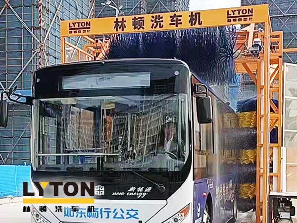 為乘客打造整潔乘車環(huán)境，如東暢行公交配置林頓3刷大巴全自動洗車機