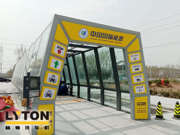 隧道式全自動(dòng)洗車機(jī)——高效、快速、節(jié)水的洗車設(shè)備，適用于多種車型的清洗。
